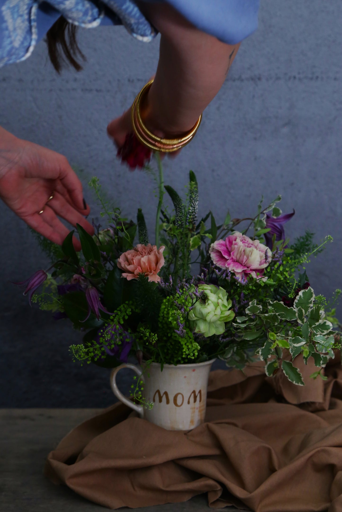 TAZA "MOM" CON FLORES NATURALES