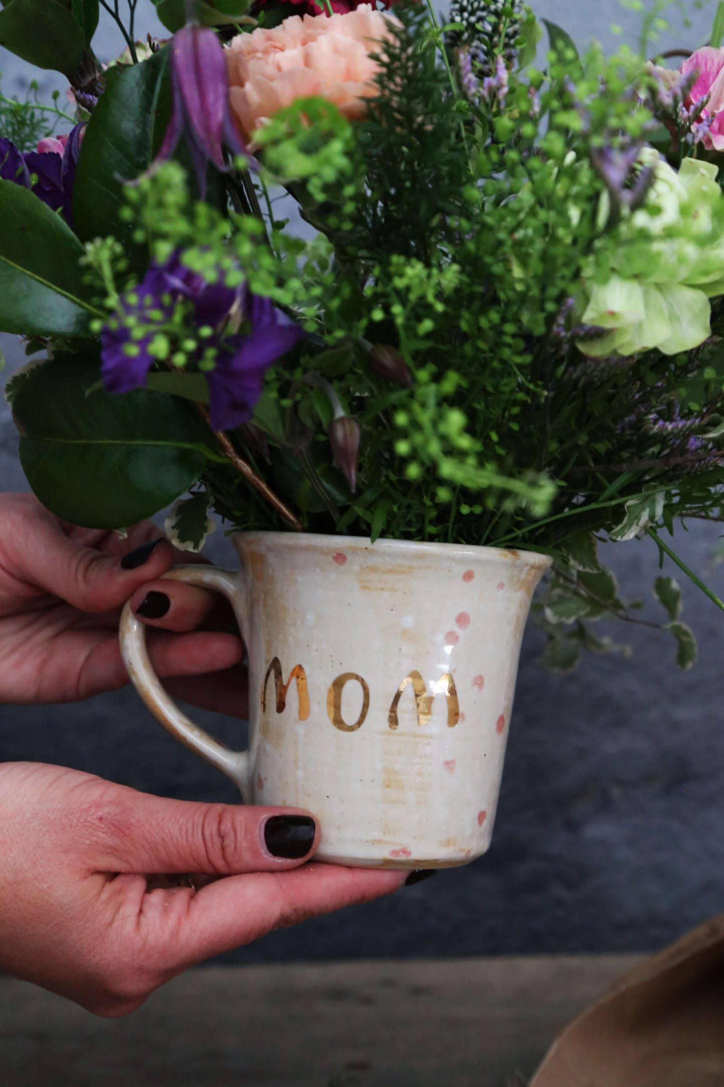TAZA "MOM" CON FLORES NATURALES
