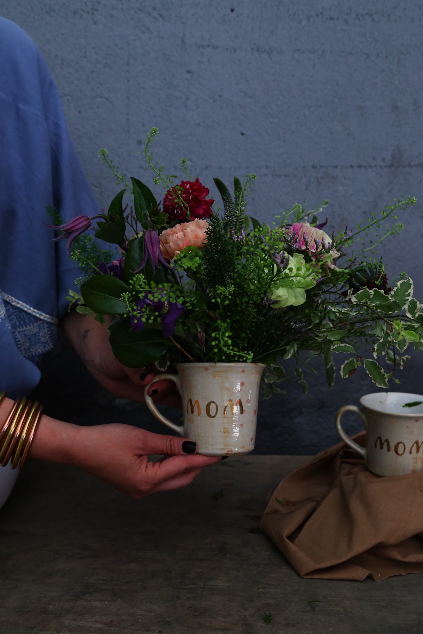 TAZA "MOM" CON FLORES NATURALES