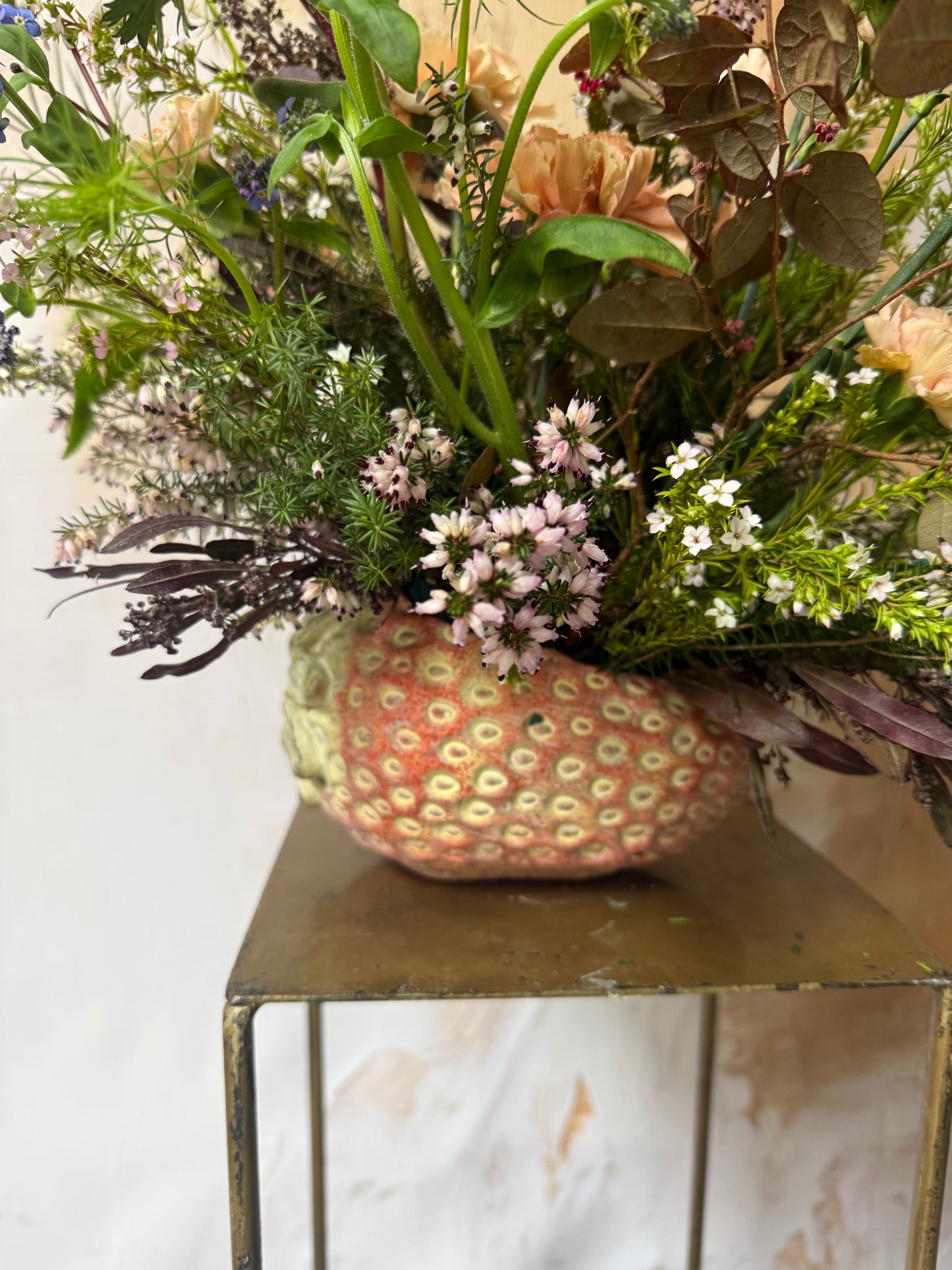 RAMO DE FLORES EN JARRÓN FRESA