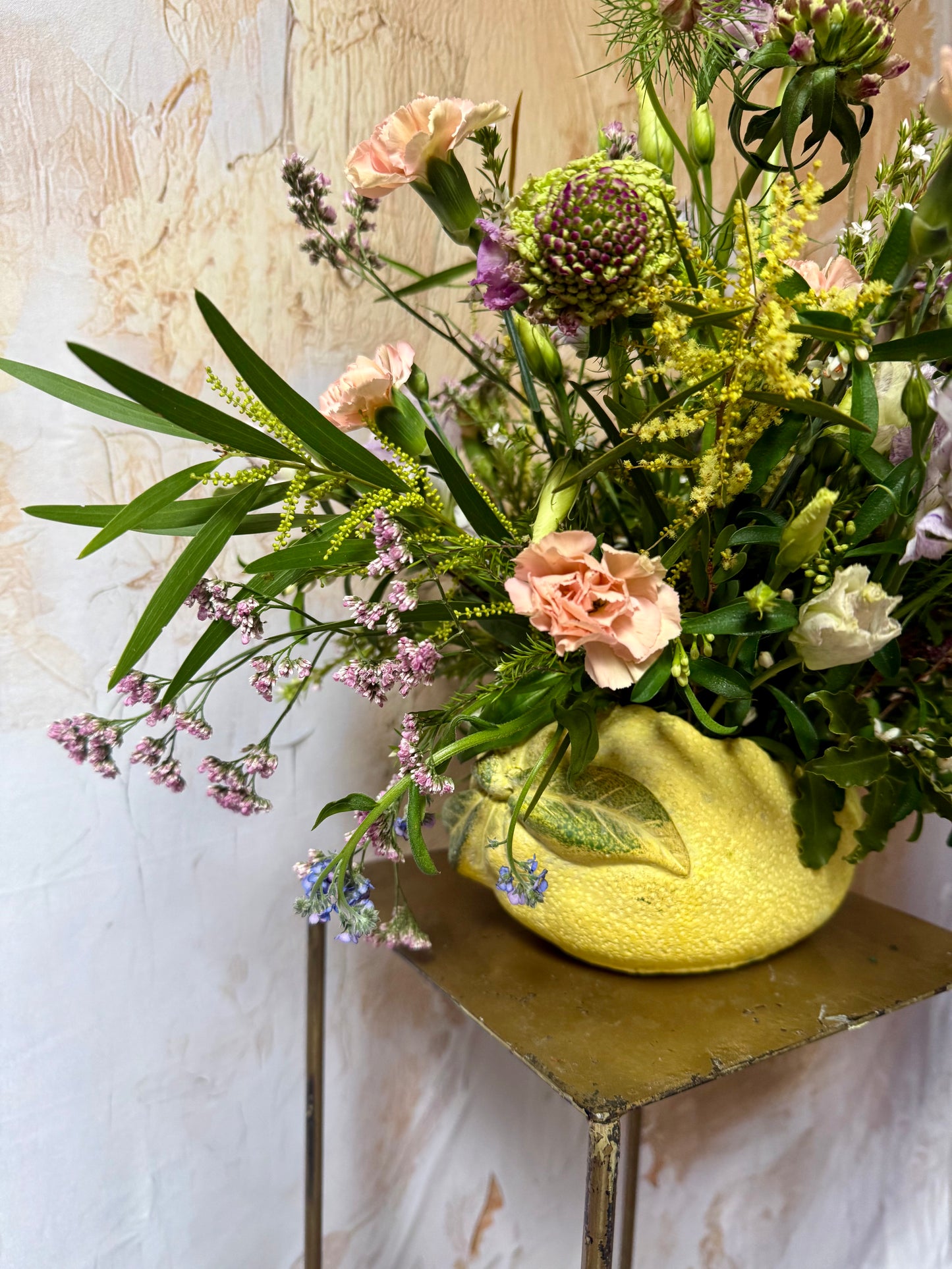 RAMO DE FLORES EN JARRÓN LIMÓN