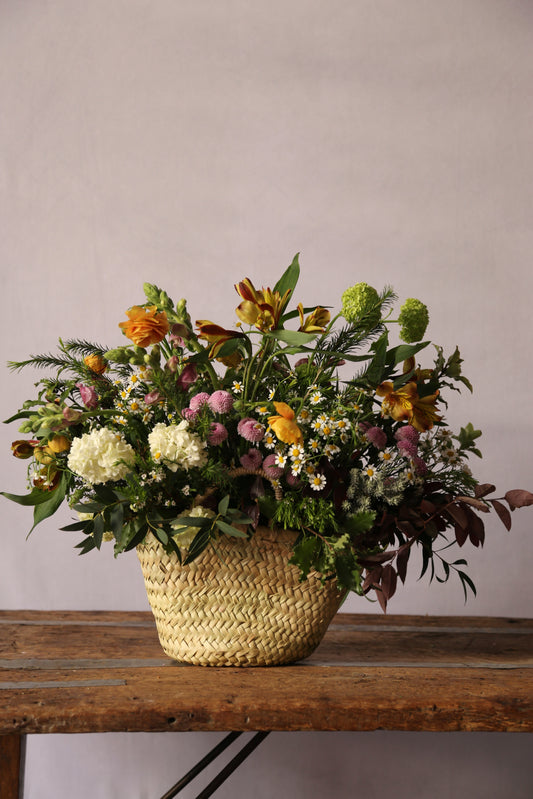 FLORES NATURALES EN CESTO DE MIMBRE