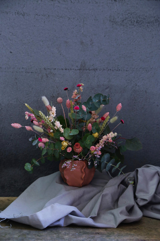 CERÁMICA ROSA CON FLORES SECAS&PRESERVADAS